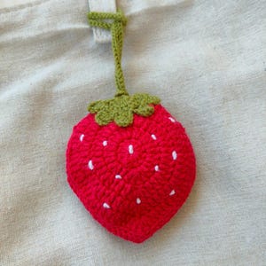 Borsa per auricolari all'uncinetto a forma di fragola, custodia per AirPods Mini, accessorio tecnologico fatto a mano, ciondoli per borse