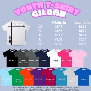Puede incluir: Una tabla de tallas para camisetas juveniles Gildan que muestra un diagrama de camiseta blanca con etiquetas de ancho y largo. Una tabla enumera las tallas de XS a XL con medidas en pulgadas. Debajo hay filas de iconos de camisetas de colores.