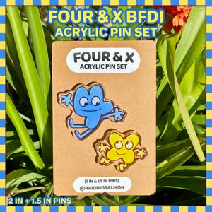 Puede incluir: Un conjunto de dos pines acrílicos con los personajes Four y X de BFDI. Los pines son azules y amarillos, con el texto "FOUR & X ACRYLIC PIN SET" en la tarjeta trasera. Los pines miden 5,08 cm y 3,81 cm.