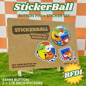 Könnte beinhalten: Ein StickerBall Button-Anstecker und Aufkleber-Set auf einer braunen Präsentationskarte. Das Set enthält einen runden 44-mm-Button und zwei gestanzte Aufkleber mit bunten Zeichentrickfiguren. Die Karte trägt den Text StickerBall Button Pin + Sticker Set.