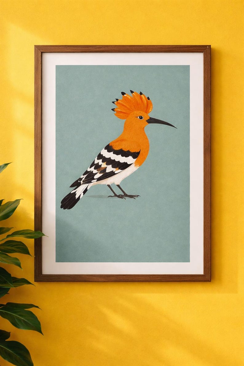 Puede incluir: L&aacute;mina enmarcada con una ilustraci&oacute;n estilizada de una abubilla. El ave tiene plumaje naranja, una cresta distintiva y un pico largo y curvo. El fondo es de color verde azulado apagado y el marco es marr&oacute;n c&aacute;lido.