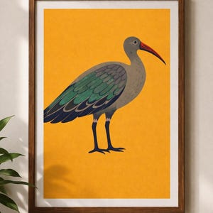 Puede incluir: L&aacute;mina art&iacute;stica enmarcada que presenta una ilustraci&oacute;n estilizada de un ave. El ave tiene un pico largo y curvo de color rojo, plumas grises, alas verde azulado y patas negras, sobre un fondo amarillo mostaza. La obra de arte est&aacute; encerrada en un marco de madera marr&oacute;n.