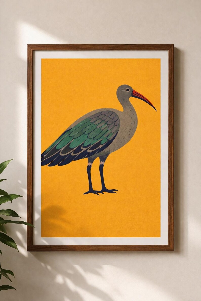 Puede incluir: L&aacute;mina art&iacute;stica enmarcada que presenta una ilustraci&oacute;n estilizada de un ave. El ave tiene un pico largo y curvo de color rojo, plumas grises, alas verde azulado y patas negras, sobre un fondo amarillo mostaza. La obra de arte est&aacute; encerrada en un marco de madera marr&oacute;n.