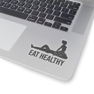 Może przedstawiać: Naklejka z sylwetką dw&oacute;ch os&oacute;b w sugestywnej pozie i tekstem "EAT HEALTHY" wydrukowanym poniżej.