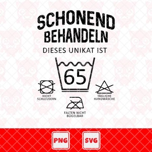 Könnte beinhalten: Schwarz-weißes Pflegeetikett mit dem Text "Schonend Behandeln Dieses Unikat Ist" und einem Waschsymbol mit der Zahl 65 darin. Das Etikett enthält auch Symbole für "Nicht Schleudern", "Falten Nicht Bügelbar" und "Tägliche Handwäsche".