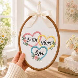 Bestickter ovaler Stickrahmen mit Motiven von Glaube, Hoffnung und Liebe, pastellfarbene Herzen, florale und botanische Motive mit christlichen Schriftzeichen, Wandbild, Tauf- oder Einzugsgeschenk