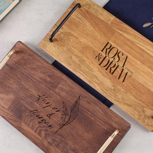 Plateau de service personnalisé en bois avec poignées Plateau à café en chêne gravé personnalisé Cadeau de mariage rustique Décoration d'intérieur personnalisée Tableau d'affichage pour le petit déjeuner