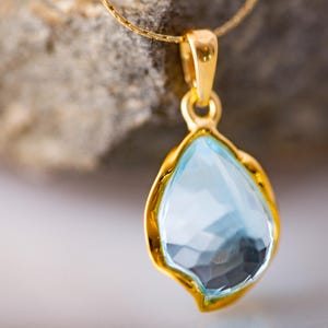 Topacio azul y oro. Colgante de diseño. Colgante de topacio azul único. Montura de plata de ley. Cubierto de oro de 14 quilates. Colgante hecho a mano. Artístico.
