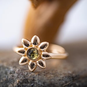 Amber & Gold. Elegant ring. Green amber ring. Sterling silver setting. Covered by 14 ct gold. Contemporary ring. Unique. Flower ring.