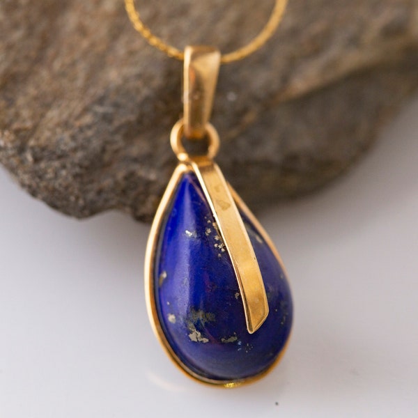 Lapis Lazuli et Or. Petit pendentif design. Pendentif Lapis unique. Monture en argent massif. Couvert d'or 14 ct. Pendentif fait à la main.