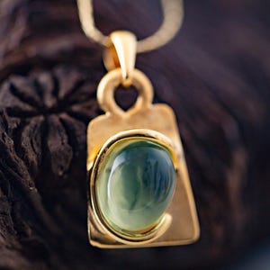 Topacio azul y oro. Colgante pequeño de diseño. Colgante exclusivo de topacio azul. Montura de plata de ley. Cubierto de oro de 14 quilates. Colgante hecho a mano.