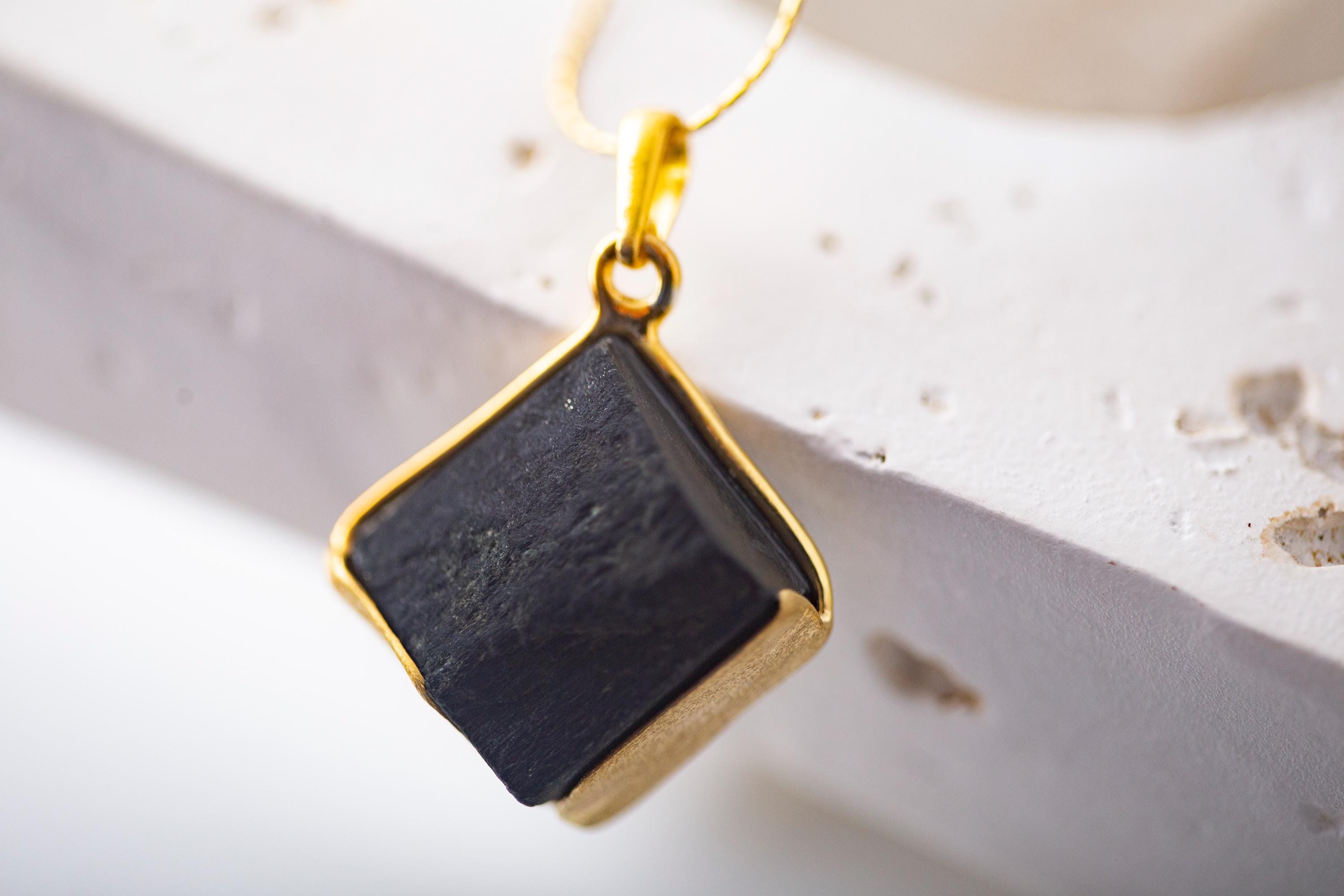 Turmalin & Gold. Designer Anhänger. Einzigartiger Turmalin Anhänger. Fassung aus Sterling Silber. Mit 14 ct Gold überzogen. Handgemachte Anhänger. Elegant
