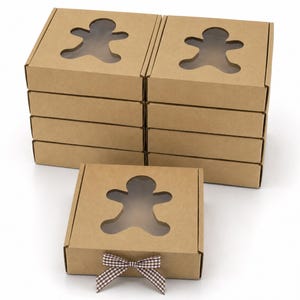 Pode incluir: Várias caixas de cartão castanhas com uma janela em forma de homem de gengibre. Uma caixa é decorada com um laço xadrez castanho e branco. As caixas são quadradas e adequadas para pequenos presentes.