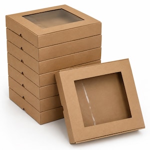 Può includere: Una pila di sette scatole quadrate in cartone marrone con finestre in plastica trasparente sui coperchi. Ogni scatola presenta un design piatto con una chiusura a linguetta sul lato. Una scatola è posizionata davanti alla pila.