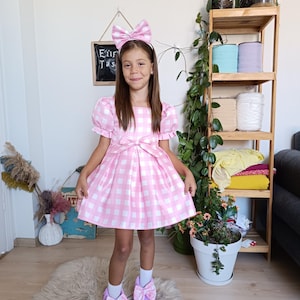 Vestido de aniversário xadrez rosa feito à mão: fantasia de festa de cetim
