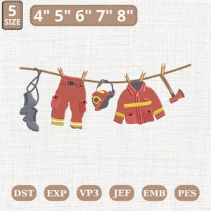 Può includere: Un ricamo raffigurante un'uniforme da pompiere, tra cui stivali, pantaloni, casco, giacca e ascia, appesi a un filo per stendere i panni. Il design include il testo "4" 5" 6" 7" 8"" e "SIZE".