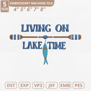 Può includere: Un design di file per macchina da ricamo con il testo blu "LIVING ON LAKE TIME". Un remo marrone è sopra il testo e un pesce blu è appeso sotto. Il design è disponibile nelle misure da 10,16 cm a 20,32 cm.
