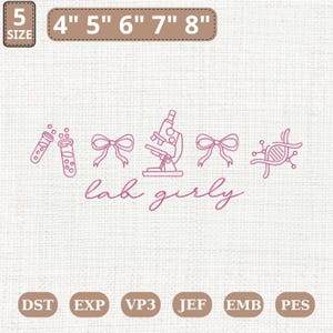 Puede incluir: Un diseño rosa claro con iconos de laboratorio, incluyendo tubos de ensayo, lazos, un microscopio y una cadena de ADN. El texto "lab girly" está escrito en cursiva. Incluye opciones de tamaño de 4" a 8" (10,16cm a 20,32cm).