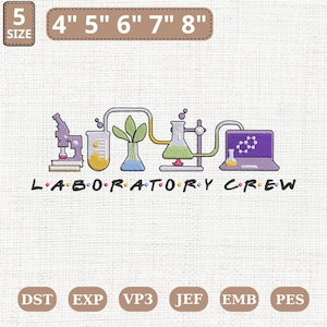 Può includere: Un ricamo raffigurante attrezzature di laboratorio, tra cui un microscopio, beute e un laptop, con la scritta "LABORATORY CREW". Il ricamo è disponibile in varie misure, da 10 cm a 20 cm di larghezza.