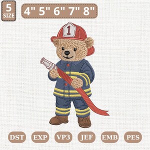 Può includere: Design ricamato di un orsacchiotto vestito da pompiere, con un casco rosso con il numero 1. L'orso tiene in mano una manichetta antincendio rossa. Il design include opzioni di dimensioni da 10.16 cm a 20.32 cm.