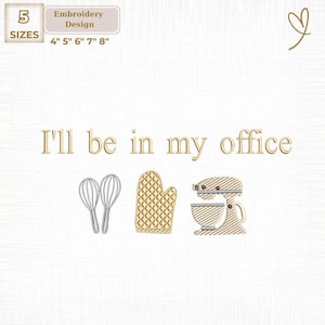 Puede incluir: Diseño de bordado con el texto "I'll be in my office" e iconos de cocina: batidores, guante de horno y batidora de pie. Disponible en 5 tamaños: 10 cm, 13 cm, 15 cm, 18 cm y 20 cm. Un diseño en forma de corazón está en la esquina superior derecha.