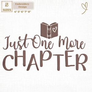 Puede incluir: Diseño de bordado marrón con el texto "Just One More Chapter" y un pequeño gráfico de libro con un corazón. El diseño incluye opciones de tamaño: 10 cm, 13 cm, 15 cm, 18 cm y 20 cm.