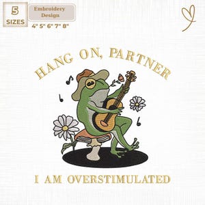 Könnte beinhalten: Ein Stickdesign mit einem grünen Frosch, der Gitarre spielt, einen Cowboyhut trägt und auf einem Pilz sitzt. Der Text lautet "HANG ON, PARTNER" und "I AM OVERSTIMULATED". Enthält die Größen 10,16cm, 12,7cm, 15,24cm, 17,78cm und 20,32cm.