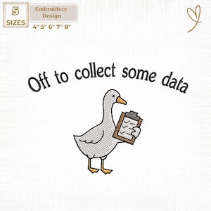 Op de afbeelding: Een borduurontwerp met een gans die een klembord vasthoudt, met de tekst "Off to collect some data". Het ontwerp bevat maten van 10 cm, 13 cm, 15 cm, 18 cm en 20 cm. De gans is grijs met gele poten en een bruin klembord.