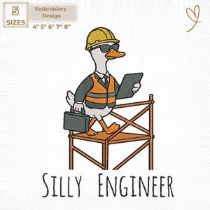 Może przedstawiać: Wzór haftu przedstawiający kreskówkową gęś ubraną jako inżynier, w żółtym kasku, okularach przeciwsłonecznych i pomarańczowej kamizelce odblaskowej. Gęś trzyma teczkę i tablet, stojąc na drewnianym rusztowaniu. Tekst "SILLY ENGINEER" znajduje się poniżej. Dostępne w 5 rozmiarach.