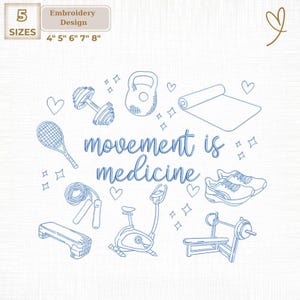 Könnte beinhalten: Ein Stickmuster mit Illustrationen von Fitnessgeräten, darunter Hanteln, eine Kettlebell und eine Yogamatte. Der Text "movement is medicine" ist enthalten. Erhältlich in 5 Größen: 10 cm, 13 cm, 15 cm, 18 cm und 20 cm.