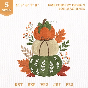 Peut inclure: Un motif de broderie pour machines représentant une pile de trois citrouilles orange, crème et vertes. Le motif inclut des feuilles d'automne, des baies et un nœud vert. Texte : 5 SIZES, 4" 5" 6" 7" 8", EMBROIDERY DESIGN FOR MACHINES, DST, EXP, VP3, JEF, PES.