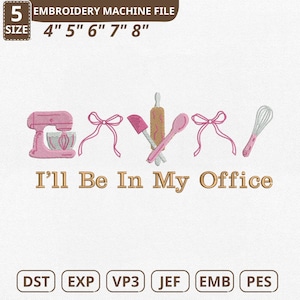 Puede incluir: Un diseño de archivo de máquina de bordar con el texto "I'll Be In My Office". El diseño incluye una batidora rosa, lazos y utensilios de cocina. Los tamaños de archivo son de 10 cm, 13 cm, 15 cm, 18 cm y 20 cm.