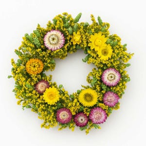 Könnte beinhalten: Ein kreisförmiger Kranz aus gelbem und grünem Laub, verziert mit leuchtend gelben, orangefarbenen und rosa getrockneten Blumen. Der Kranz ist vor einem schlichten weißen Hintergrund platziert.
