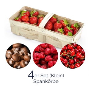 Könnte beinhalten: Set mit vier kleinen Holz Körben mit Griffen. Die Körbe sind gefüllt mit Erdbeeren, Himbeeren, Kirschen und Pilzen.