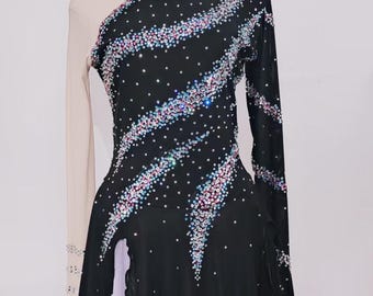 Zwarte kunstschaatsjurk: aangepast wedstrijdschaatserkostuum