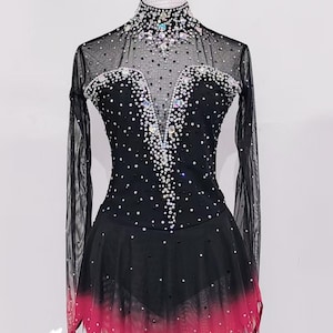 Zwartrode kunstschaatsjurk: aangepast wedstrijdkostuum