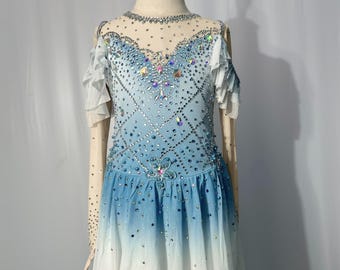 Hemelsblauwe kunstschaatsjurk: koninklijke stijl, aangepast wedstrijdkostuum