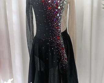 Vestido de patinaje artístico asimétrico de cuello alto con pedrería negra y roja