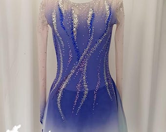 Elegante blauwpaarse ombre kunstschaatsjurk met strassteentjes en gekruiste rugdetail