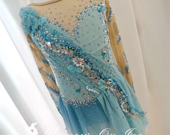 Kunstschaatsjurk met blauwe bloem: aangepast wedstrijdkostuum