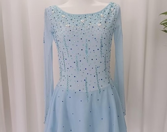 Hemelsblauwe kunstschaatsjurk: aangepast wedstrijdkostuum