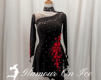 Vestido de patinaje artístico de manga larga con espalda cruzada y pedrería negra y roja