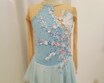 Robe de patinage artistique à fleurs bleues : déguisement de compétition personnalisé