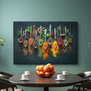 Könnte beinhalten: Ein Esszimmer mit einem runden schwarzen Tisch und vier schwarzen Stühlen. Ein Leinwanddruck über dem Tisch zeigt Gewürze in Löffeln. Eine Schale mit Orangen und weißen Teetassen steht auf dem Tisch. Grüne Pflanzen stehen auf beiden Seiten.