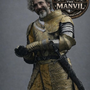 以下が含まれることがあります： 金色の鎧を着た人物と剣、ロゴ「The Manvil, Crafted Armor & Shields」。鎧には複雑なディテールとテクスチャード加工が施されています。人物は微笑んでいます。