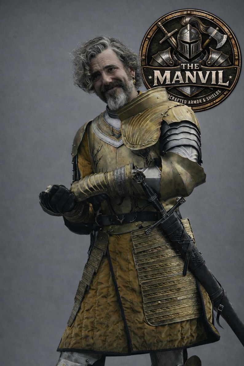 以下が含まれることがあります： 金色の鎧を着た人物と剣、ロゴ「The Manvil, Crafted Armor & Shields」。鎧には複雑なディテールとテクスチャード加工が施されています。人物は微笑んでいます。