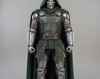 Disfraz de armadura completa de cuero inspirado en el Dr. Doom: traje de cosplay de supervillano con máscara, capa con capucha y armadura corporal completa.