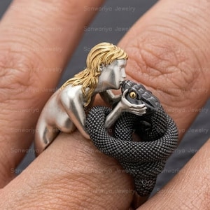 Anello "Bicolore Donne Baciano un Serpente" in argento sterling 925, stile Art Déco.
