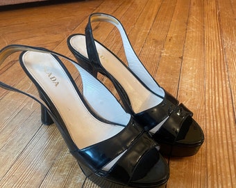 PRADA schwarze Lackleder-Peep-Toe-Plateau-Pump-Absatz-Schuhe, Größe 40