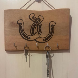 Personalisierter professioneller Schlüsselhalter aus Holz.